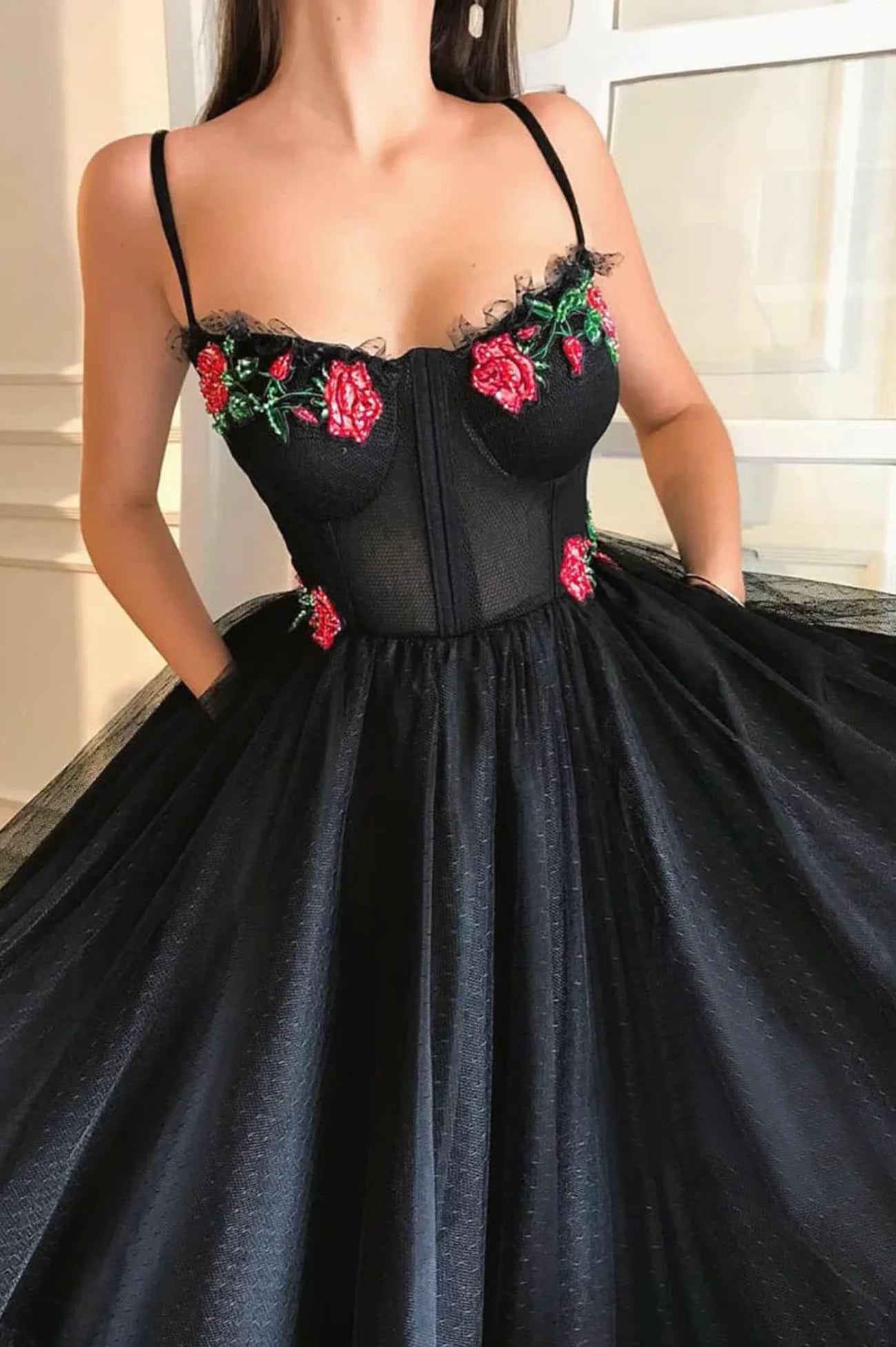 Robe de bal longue en tulle noir à bretelles spaghetti